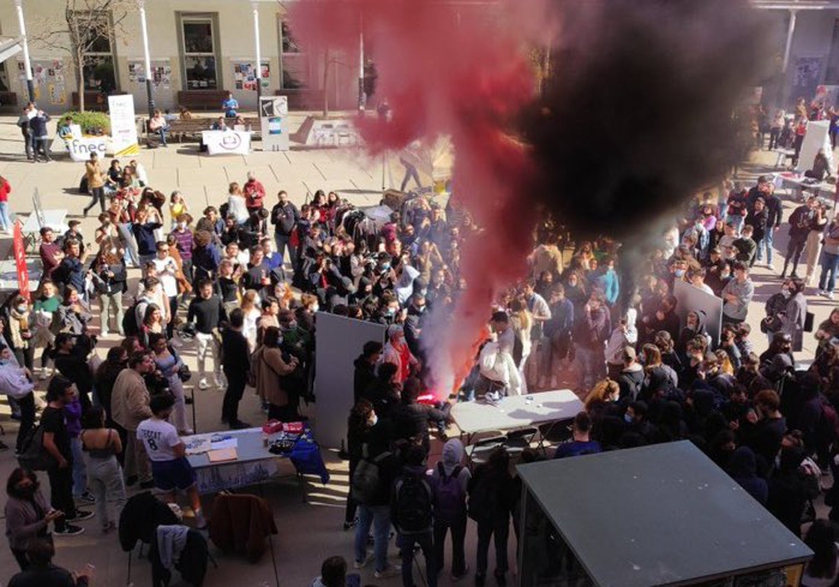 Asedio a estudiantes de S'ha Acabat! en la Universidad Pompeu Fabra