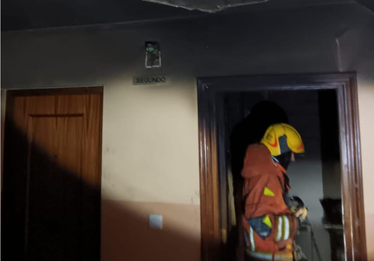 Imagen de los bomberos en la vivienda incendiada en Ayora, Valencia