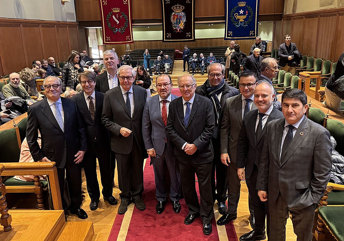 Asistentes al homenaje dedicado a Fernando González Laxe, ayer en el Pazo de Fonseca