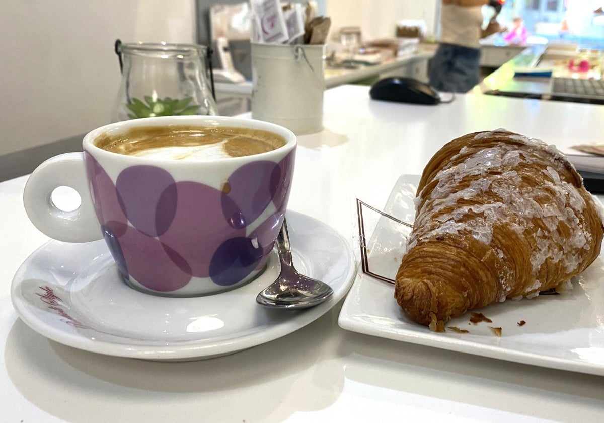 Imagen de archivo de un café y bollería en un restaurante