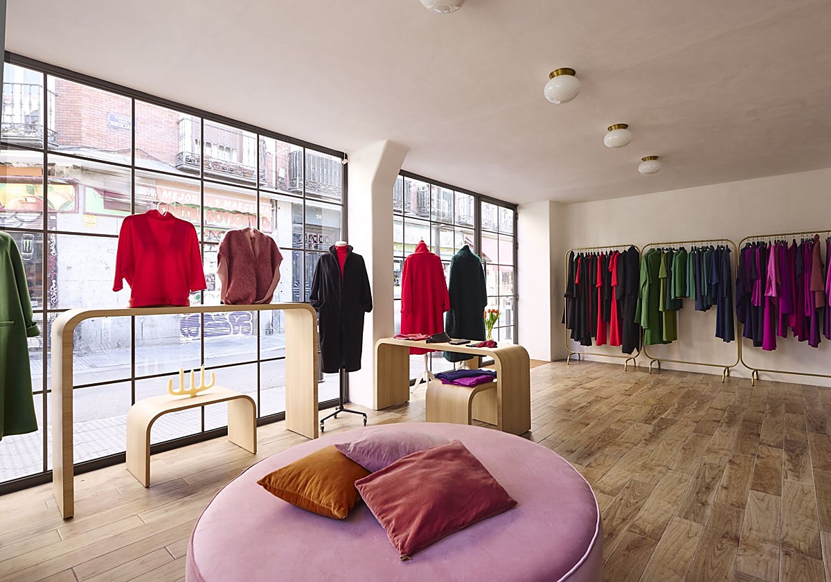 Interior del nuevo espacio de Sybilla, con la nueva colección de prêt-à-porter bautizada como 'Anárquika'