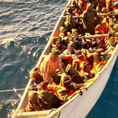 Un pesquero localiza un cayuco con 65 migrantes en aguas de El Hierro