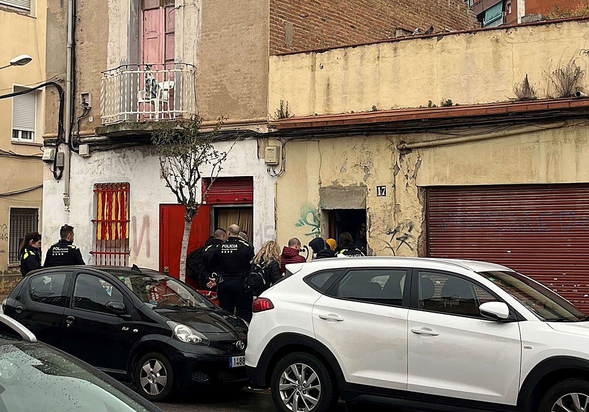 El Ayuntamiento de Badalona desaloja a okupas problemáticos de dos edificios tras el «grave estado de deterioro» de las viviendas
