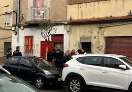 El Ayuntamiento de Badalona desaloja a okupas problemáticos de dos edificios tras el «grave estado de deterioro» de las viviendas