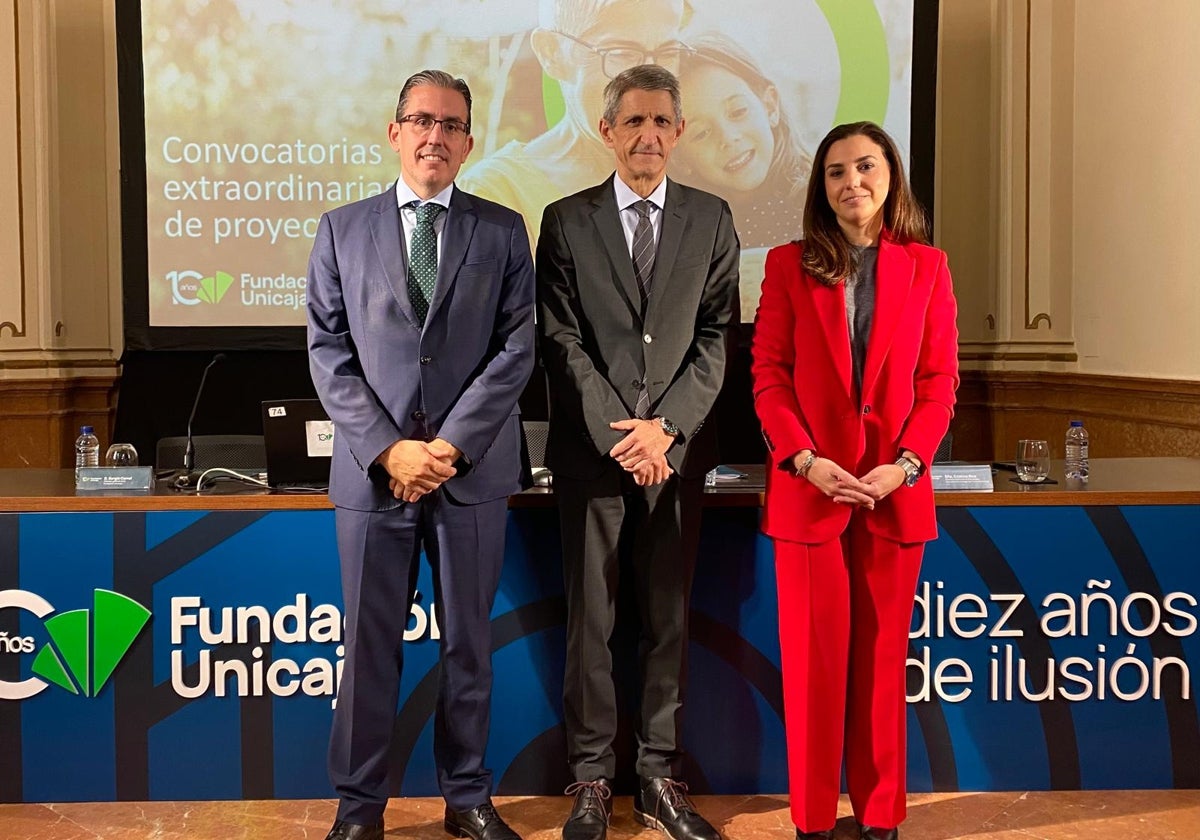 El presidente de la Fundación Unicaja, José M. Domínguez (c), el director general, Sergio Corral (i), y la directora de División de Actividades, Cristina Rico (d)