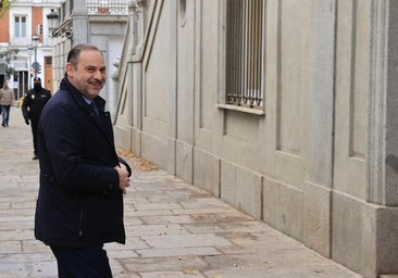 El juez expulsa a las acusaciones populares de la declaración del exministro