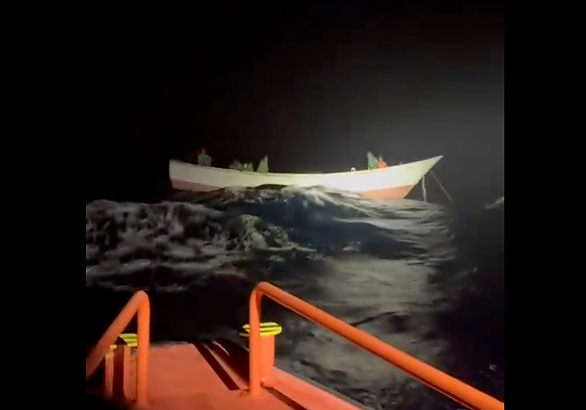 Rescate ayer miércoles de madrugada en aguas cercanas a El Hierro por Salvamento