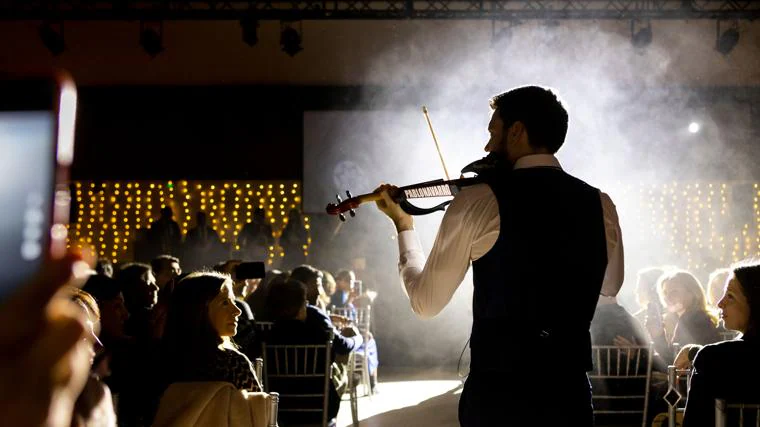 The violinist Pablo Navarro, during one of his shows