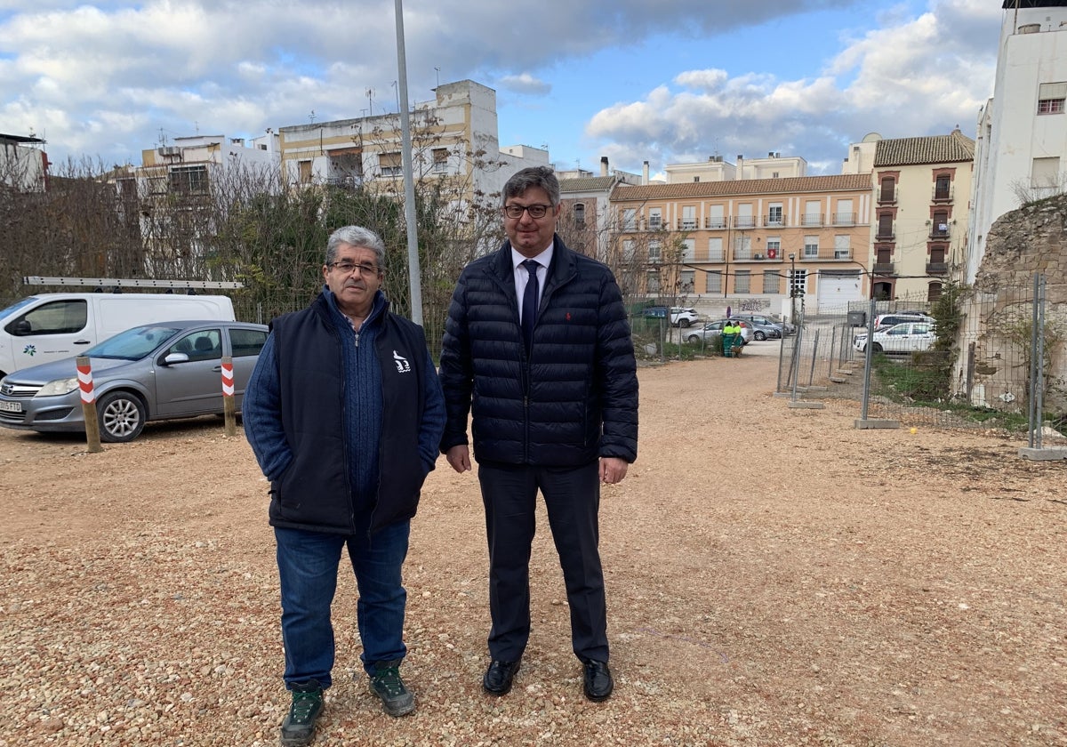 El alcalde, a la derecha, en el solar del estacionamiento