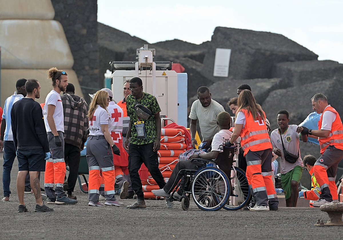 Una embarcación de Salvamento  ha rescatado este jueves a 65 migrantes de un cayuco a unos 87 kilómetros de El Hierro