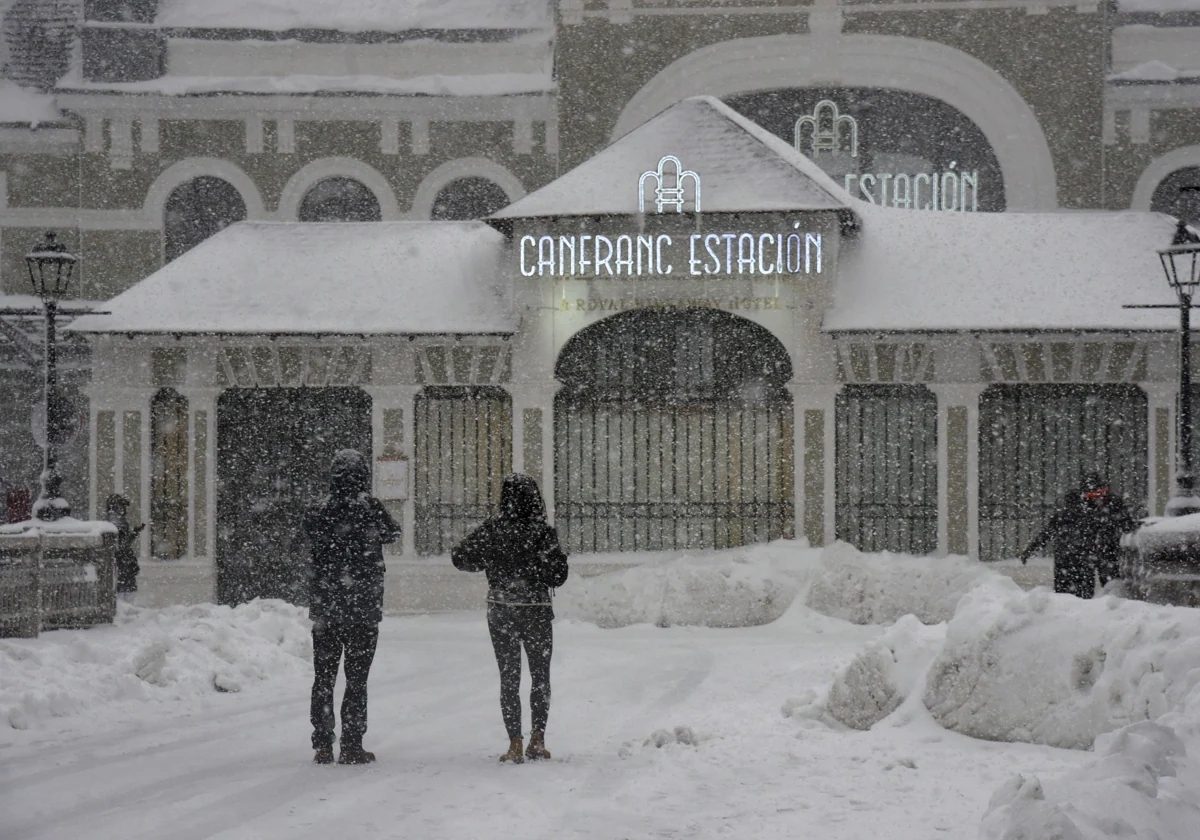 Turistas junto a la estación de Canfranc cubierta de nieve el pasado fin de semana