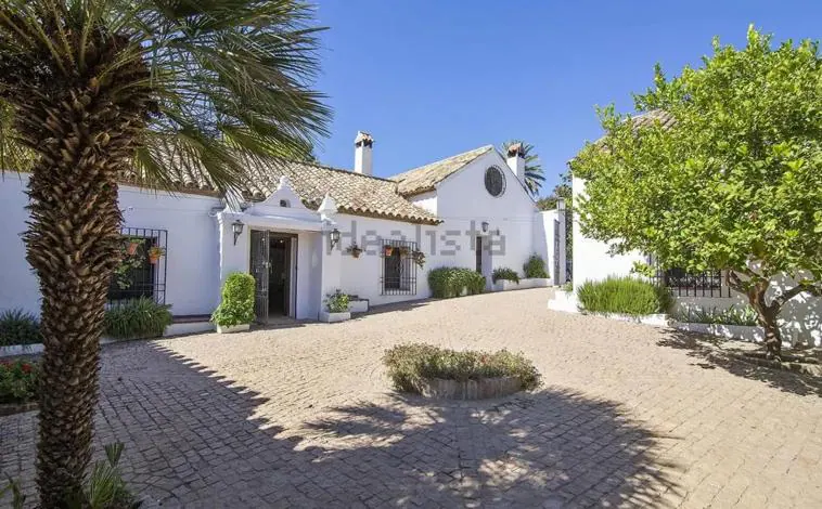 Imagen principal - Fachada, salón y capilla de la finca a la venta en Córdoba