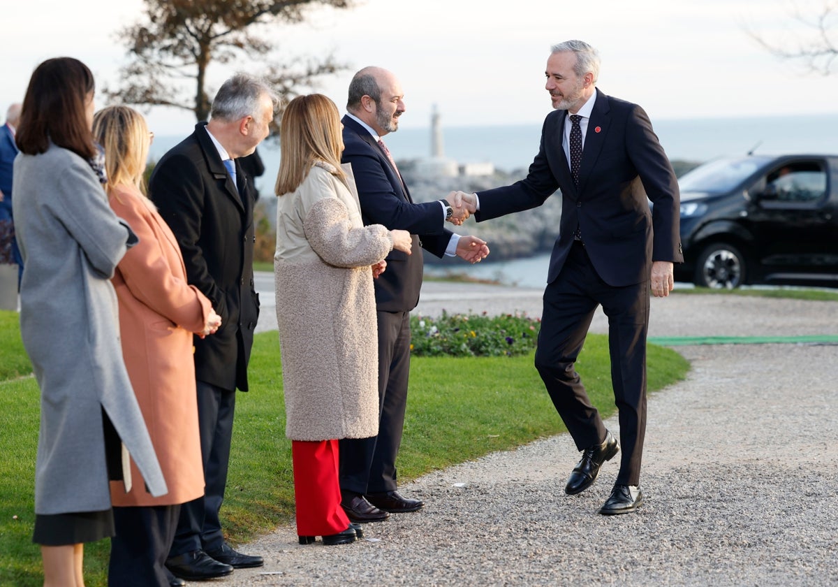 El presidente de Aragón, a su llegada a la Conferencia de Presidentes celebrada en Santander, saluda a las autoridades de Cantabria y Gobierno central