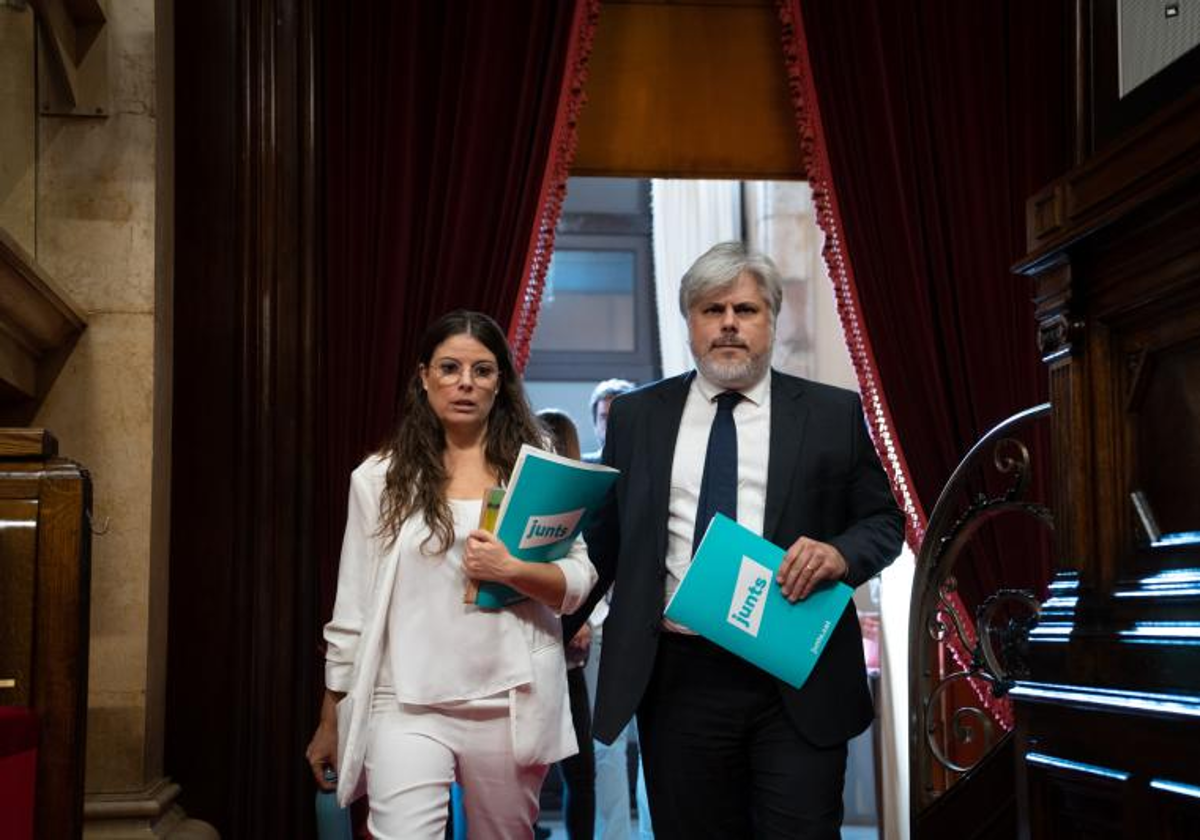 Mònica Sales y Albert Batet, líderes de Junts en el Parlamento de Cataluña, en una imagen de 2022 en la cámara autonómica