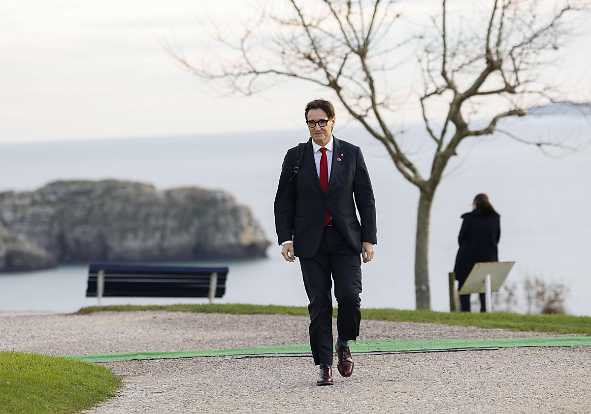 Salvador Illa, presidente de la Generalitat de Cataluña, hoy, a su llegada al Palacio de la Magdalena de Santander para asistir a la reunión de presidentes autonómicos