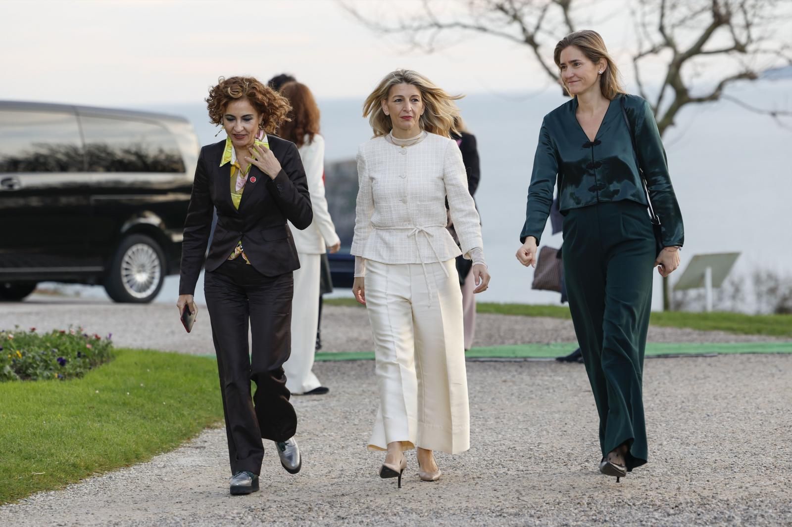 Las tres vicepresidentas del Gobierno, primera, María Jesús Montero; segunda, Yolanda Díaz y tercera, Sara Aagesen (i a d)