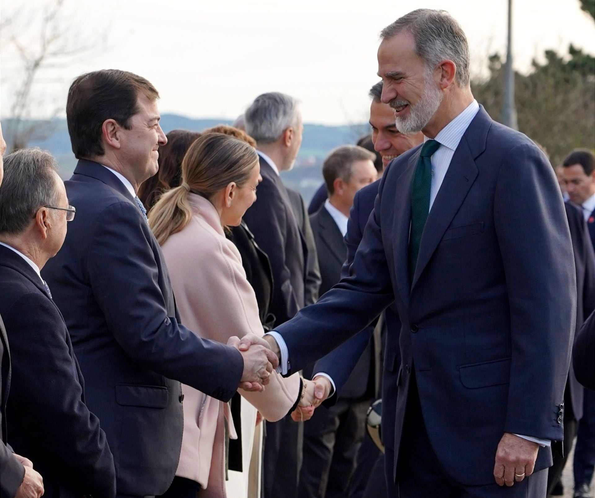 El Rey saluda al presidente de la Junta de Castilla y León, Alfonso Fernández Mañueco en la XXVII Conferencia de Presidentes