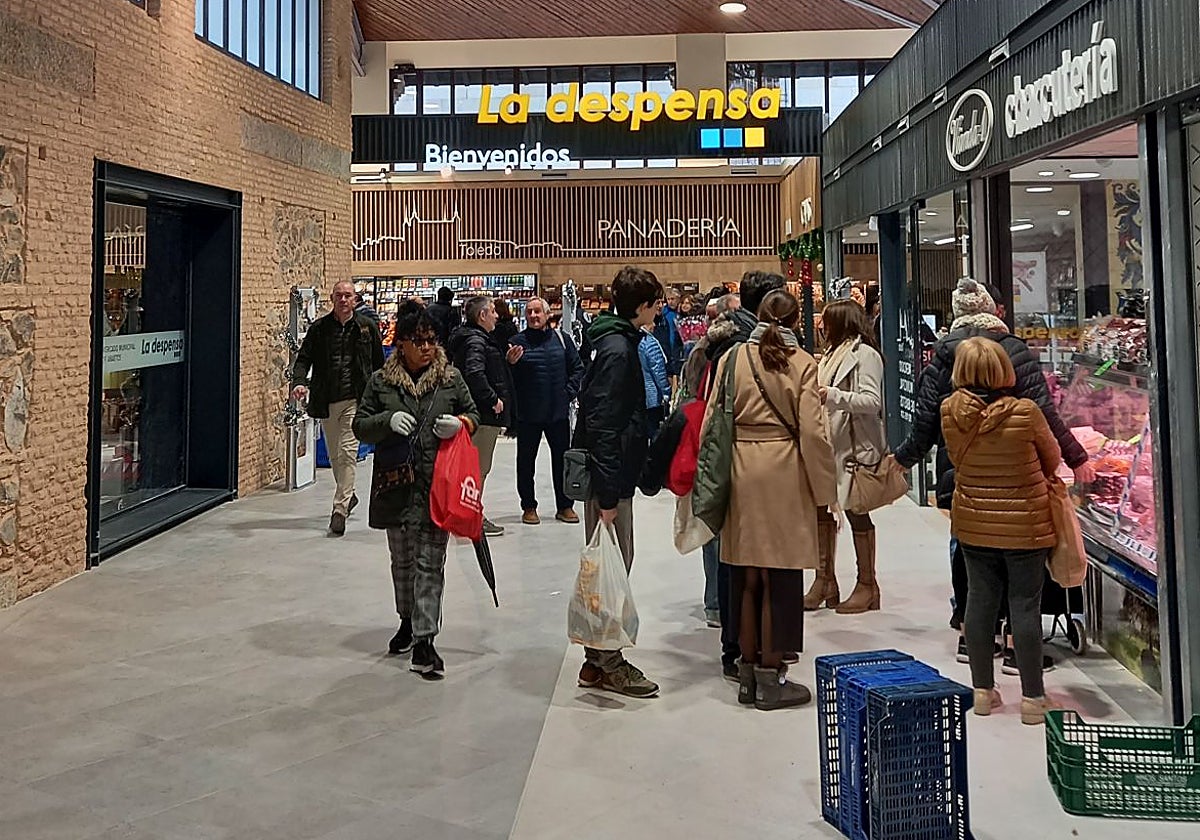 Numerosos vecinos del Casco histórico de Toledo se acercaron ayer hasta el mercado municipal, que ha reabierto sus puertas