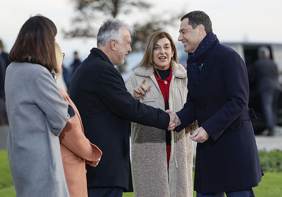 Juanma Moreno, a su llegada a Santander, saluda al ministro de Política Territorial y la presidenta de Cantabria