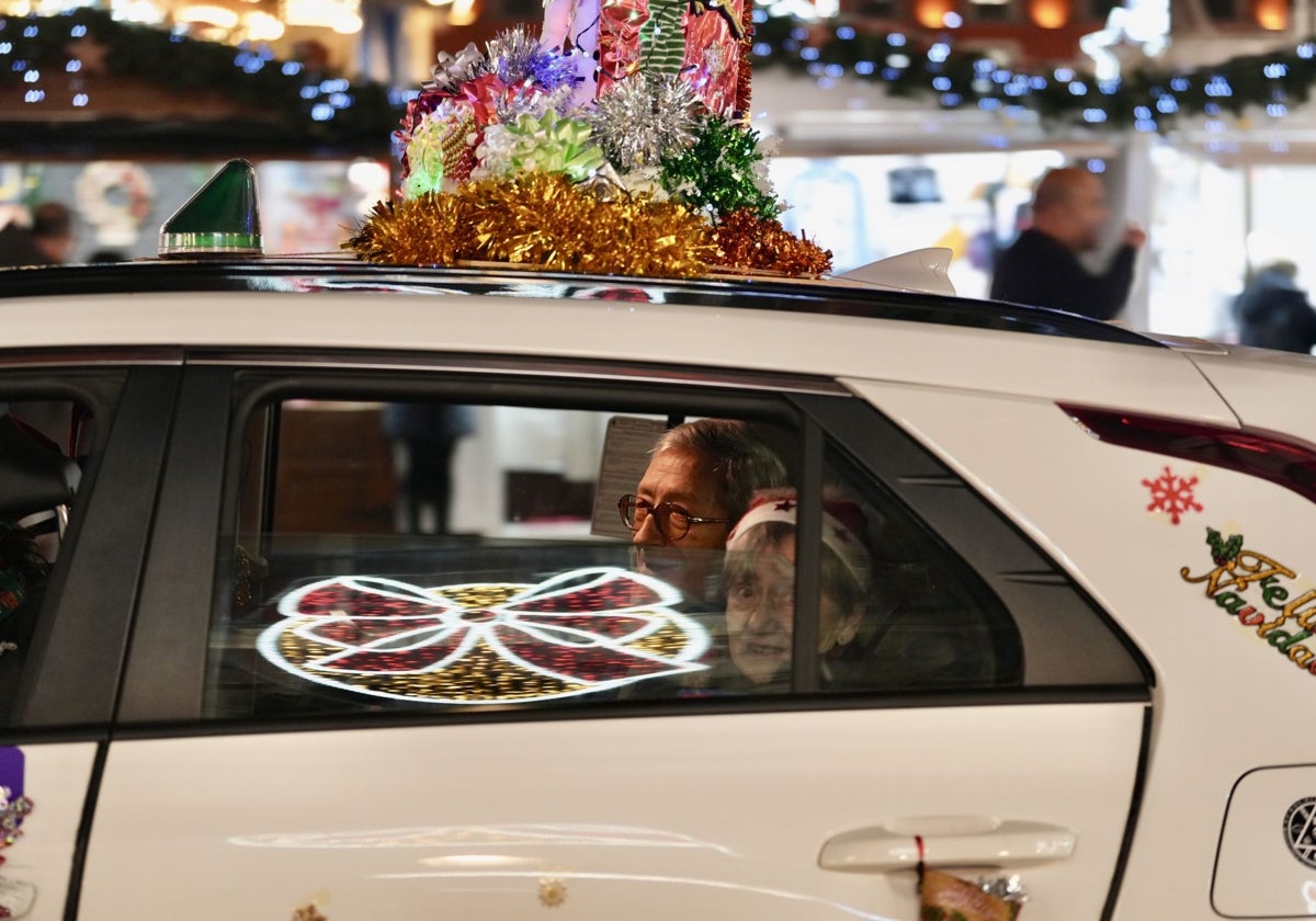 Cabalgata Solidaria Abuelitos 2024 de los taxistas de Valladolid en la que unas 70 personas mayores disfrutan de la iluminación navideña