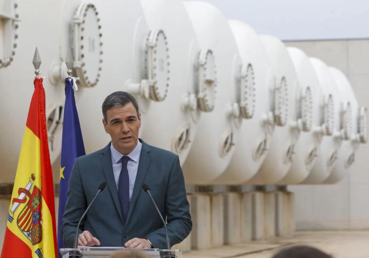 El presidente del Gobierno, Pedro Sánchez, durante su visita a la mayor planta desalinizadora de Europa, en Torrevieja