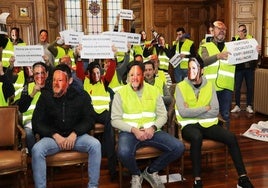 Más de medio centenar de policías locales irrumpen en el Pleno del Ayuntamiento de Palencia para exigir más efectivos