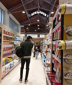 Imagen secundaria 2 - Numerosas personas se acercaron este viernes hasta el Mercado de Abastos de Toledo para adquirir los primeros productos, con ofertas incluidas, que ofrece en el supermercado La Despensa