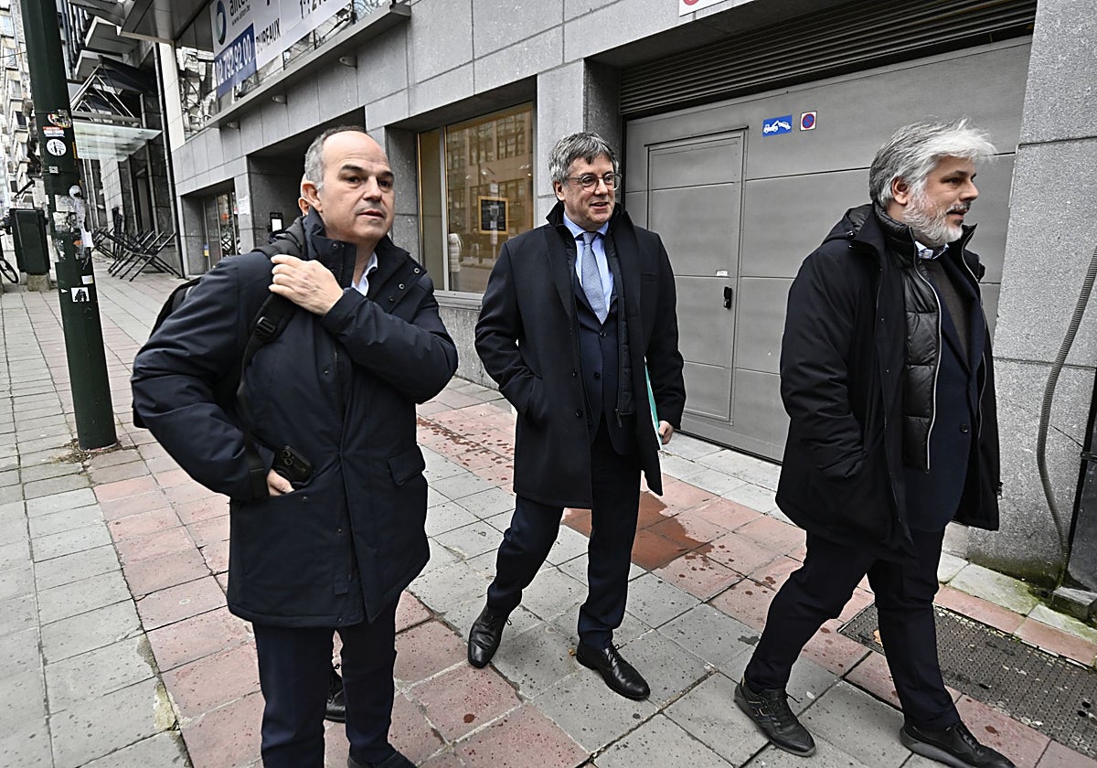 El vicepresidente de Junts, Jordi Turull, el presidente de Junts, Carles Puigdemont, y el presidente del grupo parlamentario de Junts en el Parlament de Catalunya, Albert Batet, en Bruselas