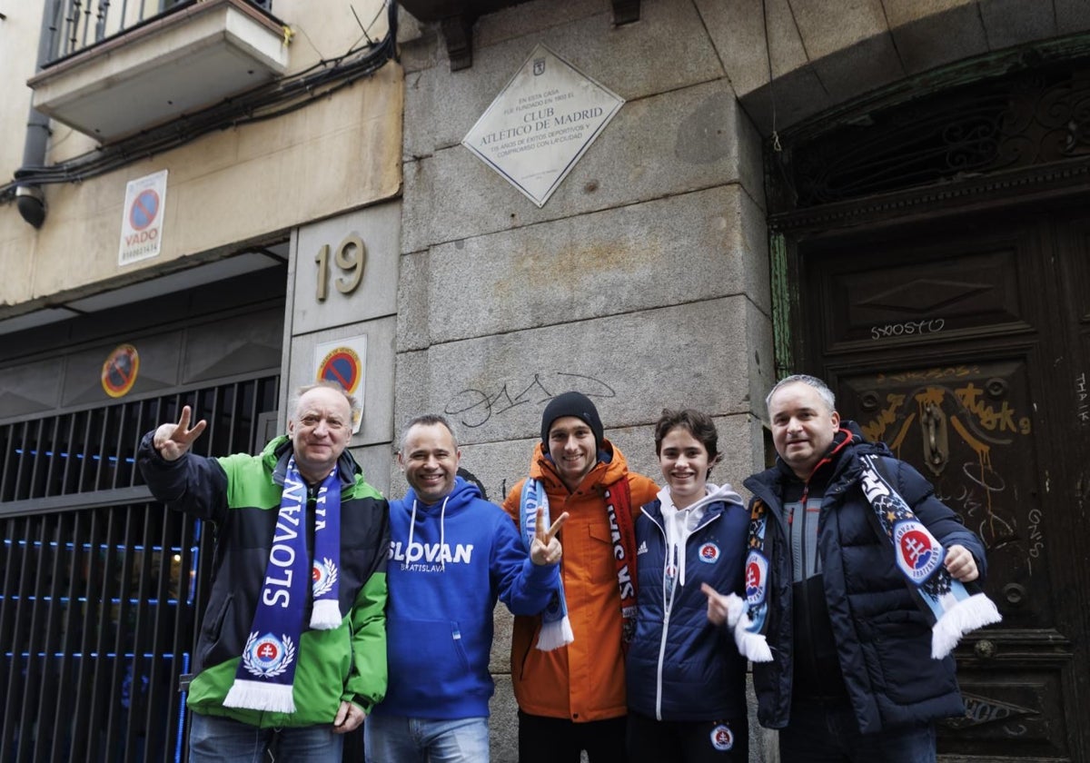 Aficionados del Slovan de Bratislava bajo la placa que recuerda dónde nació el Atlético de Madrid