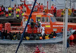 Dos inmigrantes muertos y un herido grave en una patera con 13 ocupantes rescatada en Formentera