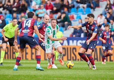 El Córdoba CF da un paso al frente como visitante en un escenario inesperado (2-2)