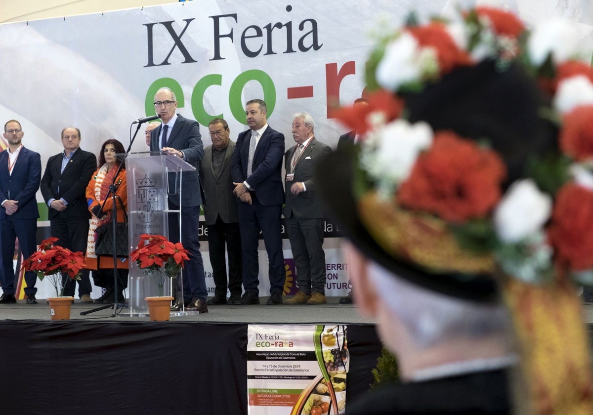 El presidente de la Diputación de Salamanca, Javier Iglesias, y el representante de la Asociación de Municipios Cova da Beira y presidente de la Cámara Municipal de Almeida, Antonio Machado, inauguran la Feria Ecoraya.