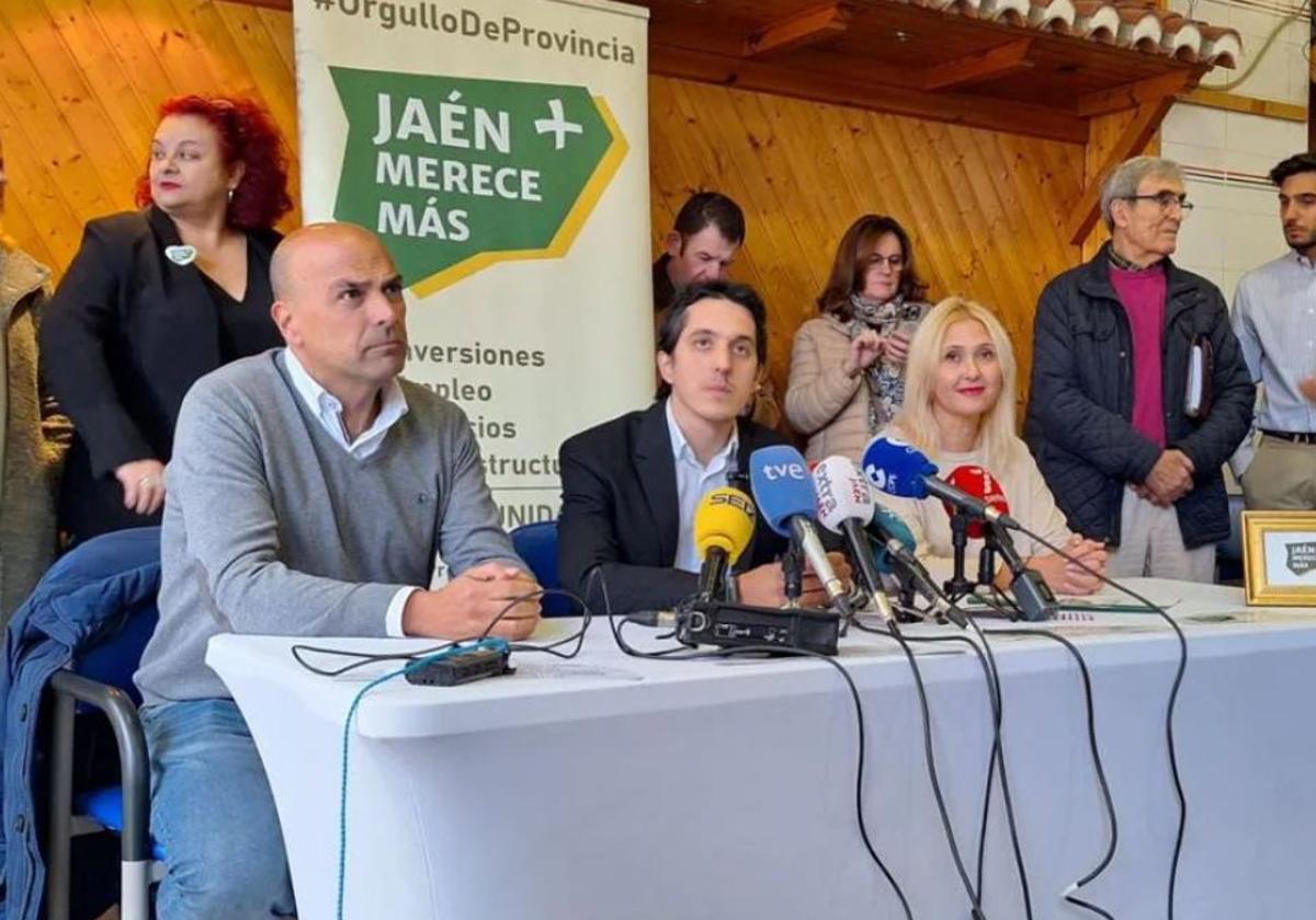 Rueda de prensa de Jaén Merece Más, con García Millán en el centro, sobre la moción de censura