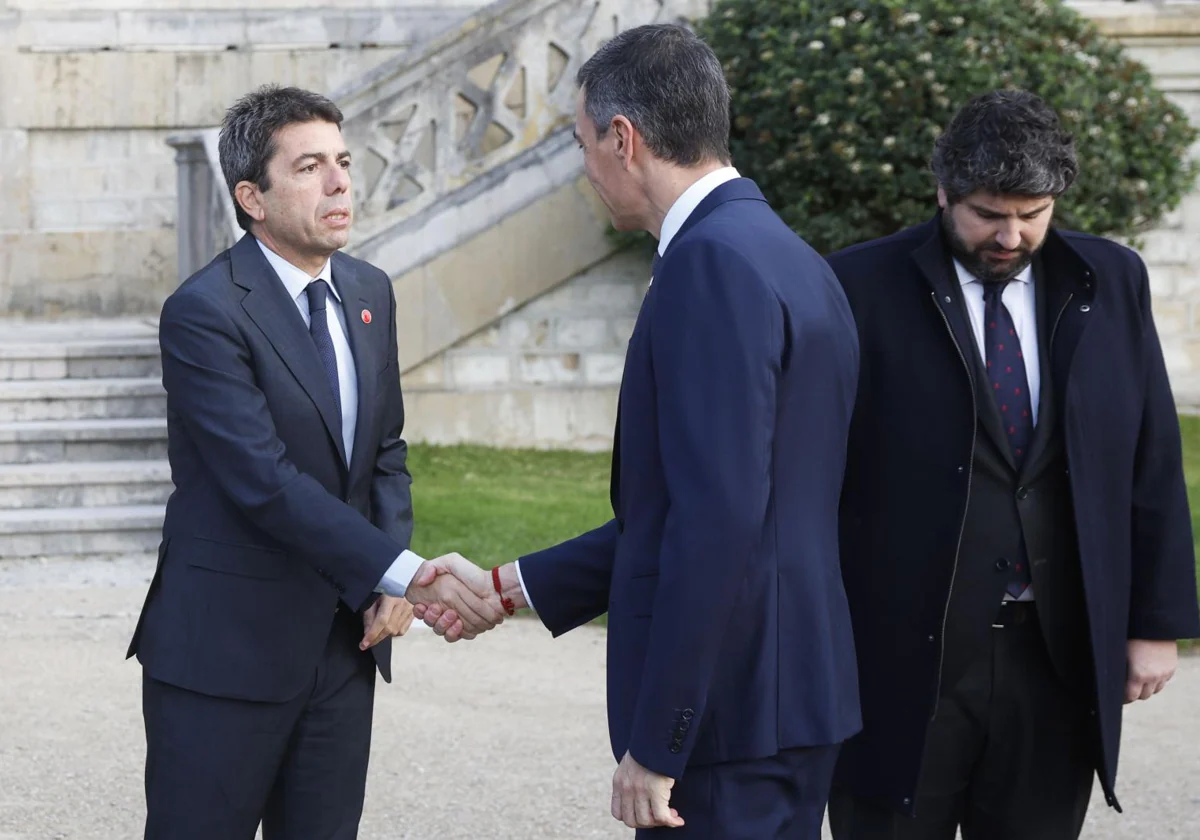 Pedro Sánchez saluda a Carlos Mazón, a su llegada a la XXVII Conferencia de Presidentes