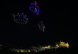 Los drones iluminan la Navidad de Córdoba en un espectáculo 'monumental'