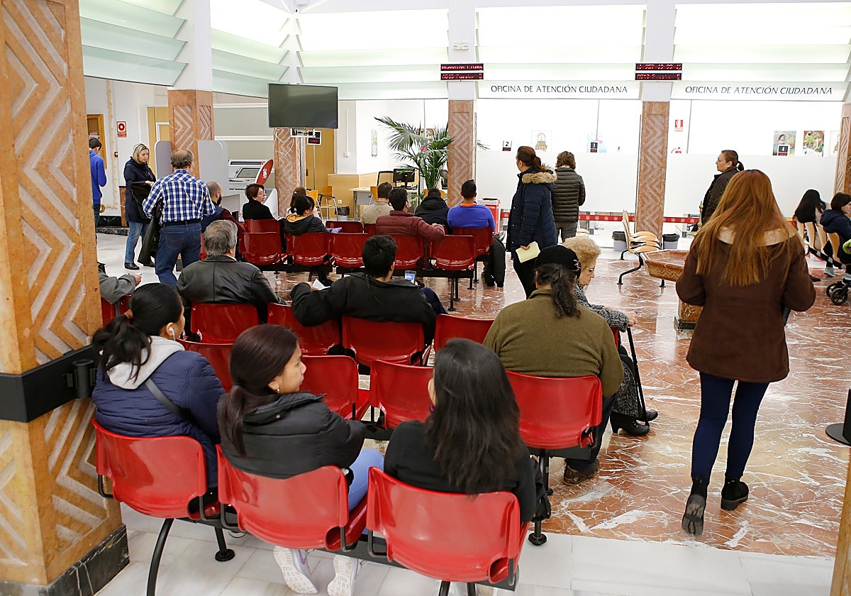 Decenas de personas, en la Oficina de Atención Ciudadana