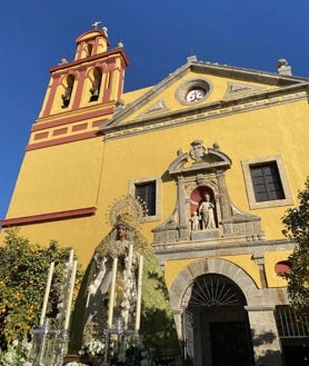 Imagen secundaria 2 - En la imagen superior, el altar de cultos de la Esperanza con las nuevas credencias a modo de consolas. En la inferior izquierda, detalle de este estreno. A la derecha, la Esperanza luce la toca de sobremanto restaurada, ante la fachada del santuario del Carmen (San Cayetano), el domingo