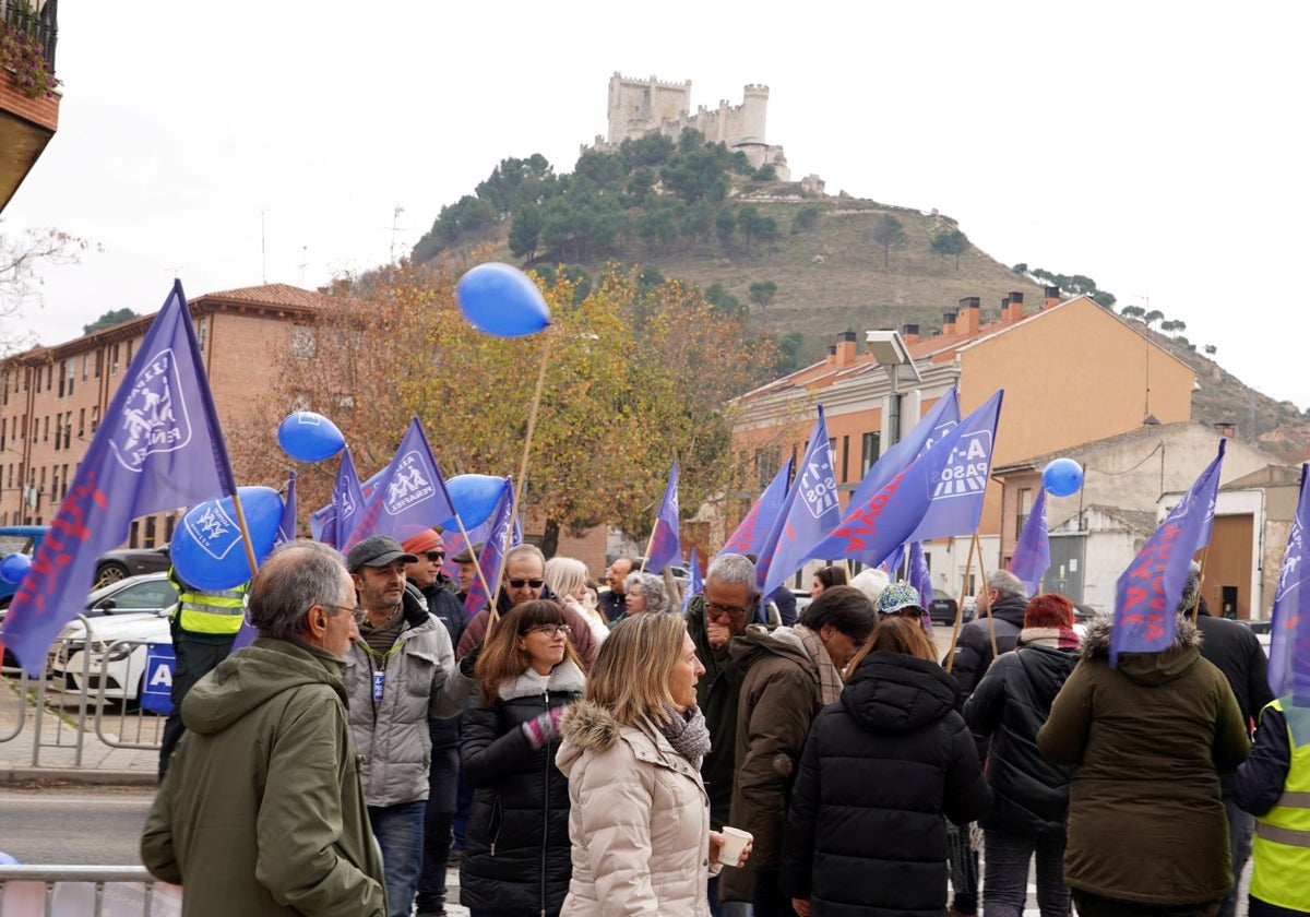 Acto reivindicativo de la Plataforma A11 Pasos de Peñafiel en el paso de cebra de la travesía de la N-122 a su paso por el municipio