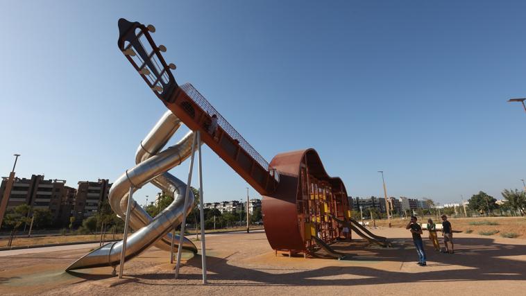 Imagen de la enorme atracción infantil con forma de guitarra en el parque del Flamenco