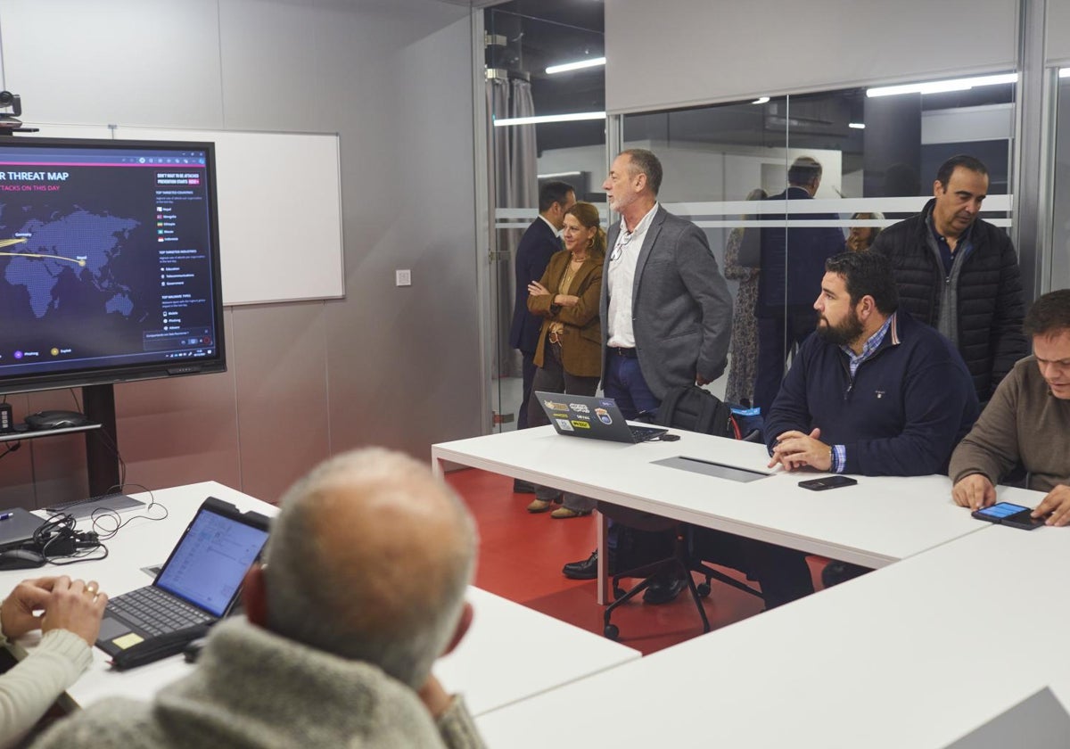 Una clase contra ciberataques a responsables de ayuntamientos, en Madrid Digital