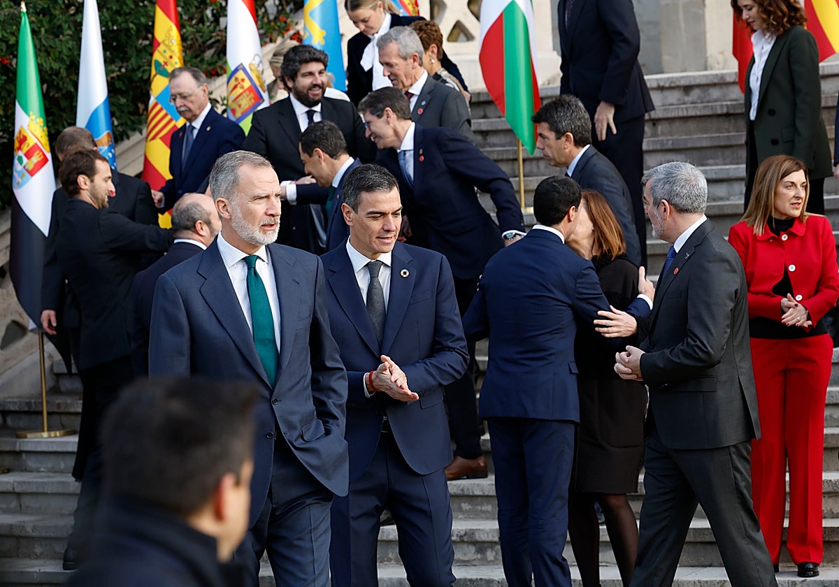 Felipe VI y el presidente del Gobierno, Pedro Sánchez, en la Conferencia de Presidentes el viernes, en Santander