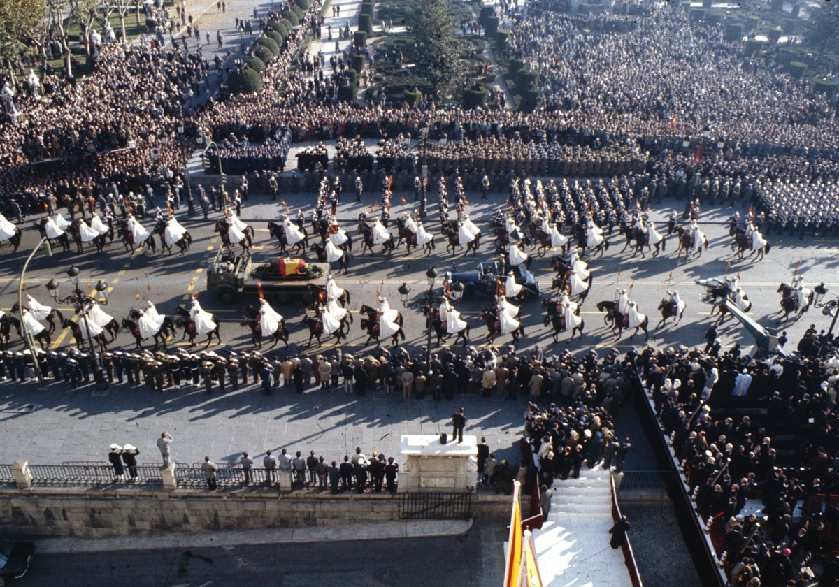 El cortejo fúnebre del féretro de Francisco Franco recorrió las calles de Madrid