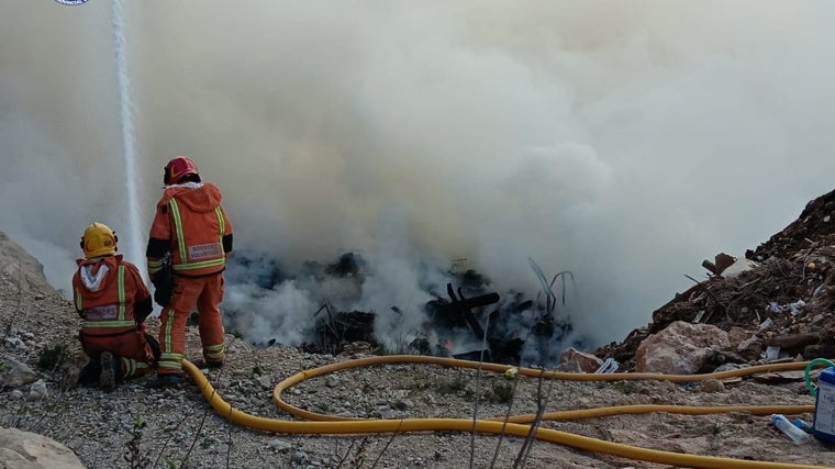 La combustión de basuras ha generado una abundante humareda