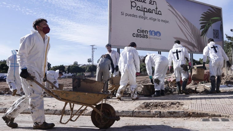 Labores de limpieza en uno de los municipios afectados por la dana en Valencia