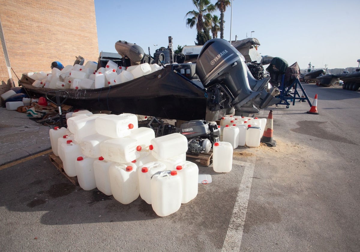 Una narcolancha intervenida repleta de petacas de combustible ya vacías