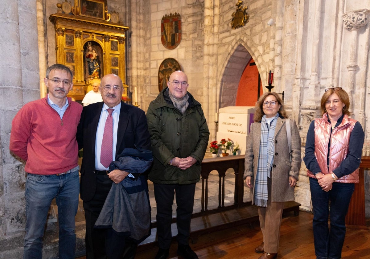 El alcalde de Valladolid, Jesús Julio Carnero, en la conmemoración del doce aniversario de la muerte del Padre Gago, con la familia del mismo