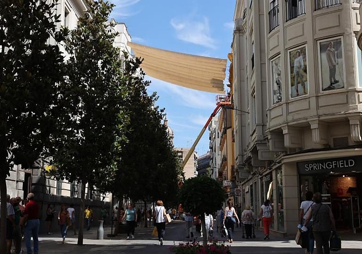 Toldos en la calle Cruz Conde el pasado verano.