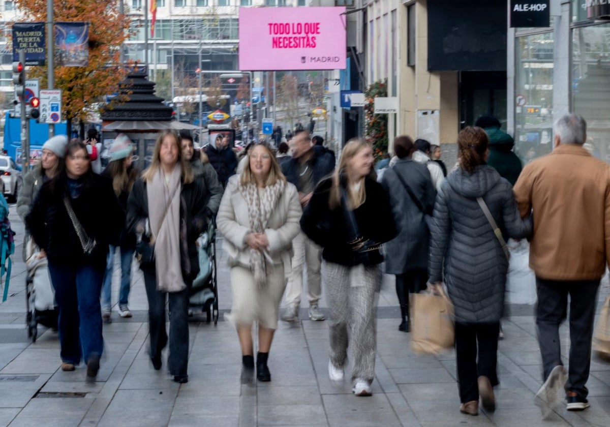 Varias personas paseando por Gran Vía