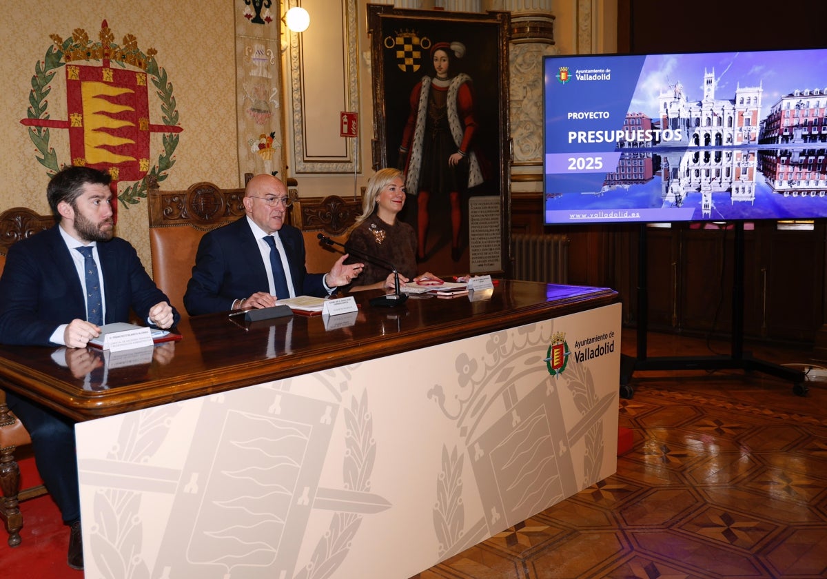 El alcalde de Valladolid, Jesús Julio Carnero, junto a la primera teniente alcalde, Irene Carvajal, y el concejal de Hacienda, Francisco Blanco