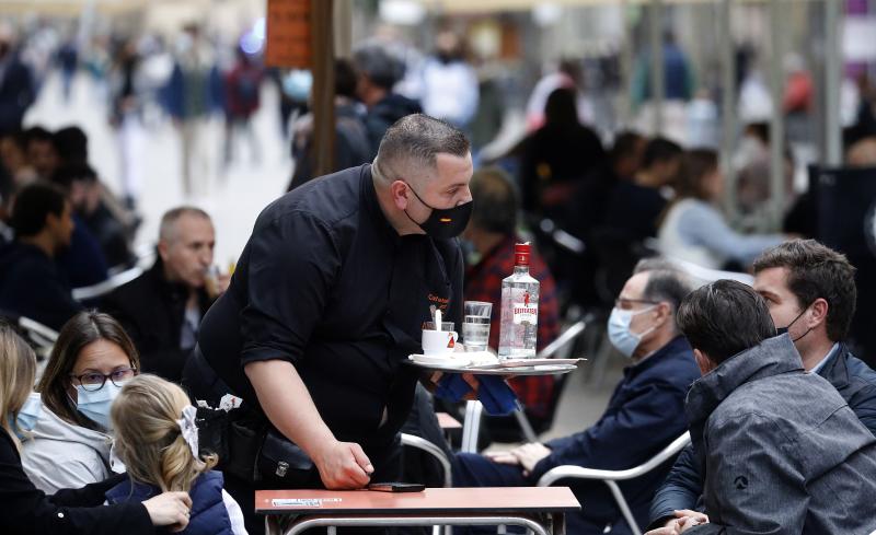 Un camarero atiende a sus clientes durante la pasada pandemia del Covid en Córdoba